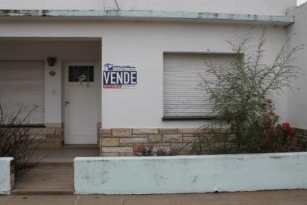 EN VENTA CASA EXCELENTE UBICACIÓN , MUY LUMINOSA, PATIO GRANDE.-