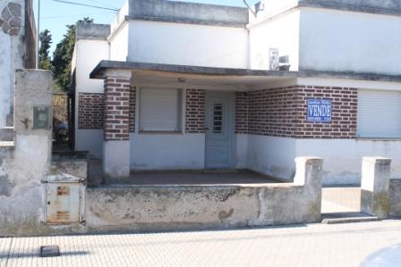 EN VENTA, CASA LUMINOSA, CON PATIO GRANDE, EN MUY BUEN ESTADO.-